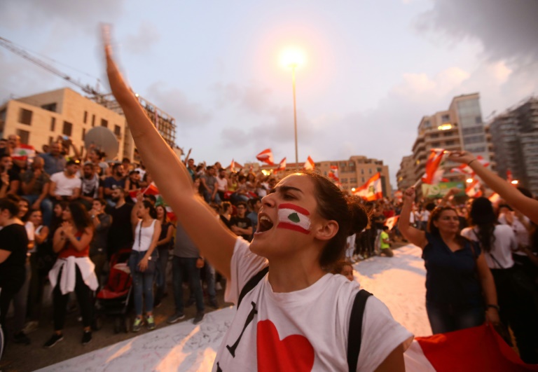 صبية لبنانية تهتف خلال تظاهرة في وسط بيروت