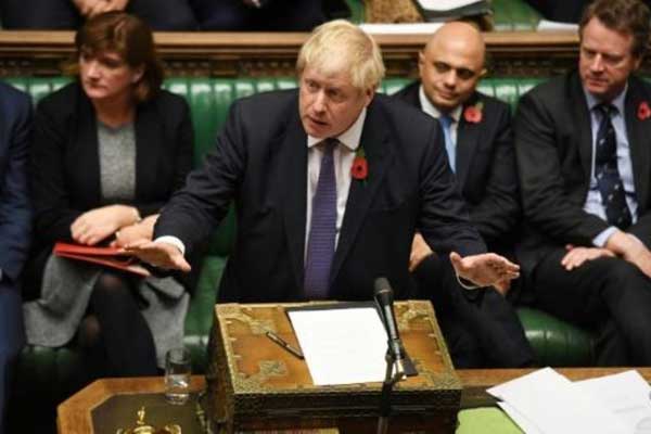 صورة وزعها البرلمان البريطاني تظهر رئيس الوزراء بوريس جونسون يتحدث أمام مجلس العموم في لندن في 28 أكتوبر 2019 قبل تصويت البرلمان على إجراء انتخابات مبكرة