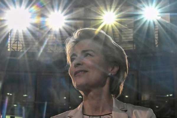 الرئيسة المقبلة للمفوضية الأووربية أورسولا فون دير لاين قبيل إلقاء كلمتها في برلين بتاريخ 8 نوفمبر 2019