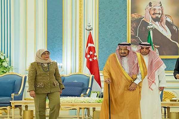 العاهل السعودي خلال استقباله رئيسة سنغافورة