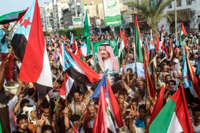 مسيرة في جنوب اليمن رفعت فيها أعلام الإمارات وصور العاهل السعودي الملك سلمان بن عبد العزيز