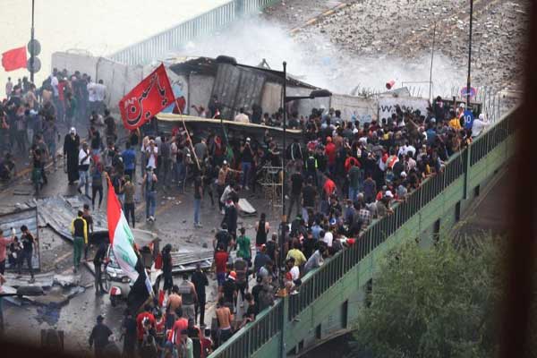 متاريس ومتظاهرون على أحد جسور بغداد