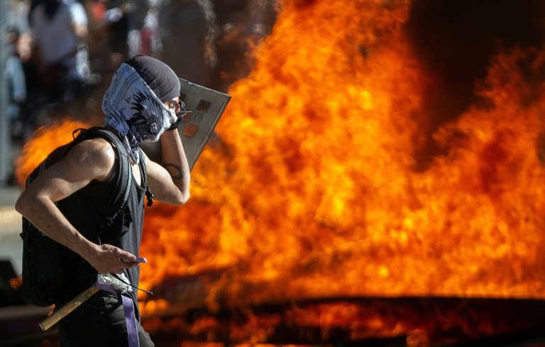 رئيس تشيلي يدافع عن الشرطة المتهمة بتعنيف متظاهرين