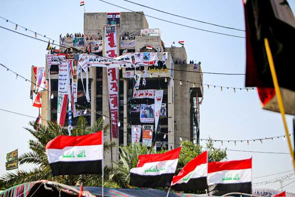 متظاهرون عراقيون في مبنى خالٍ في جوار ساحة التحرير في بغداد بتاريخ 6 نوفمبر 2019