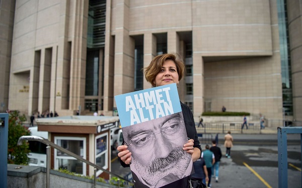 إطلاق سراح الكاتب التركي أحمد ألتان وإبقائه قيد المراقبة القضائية