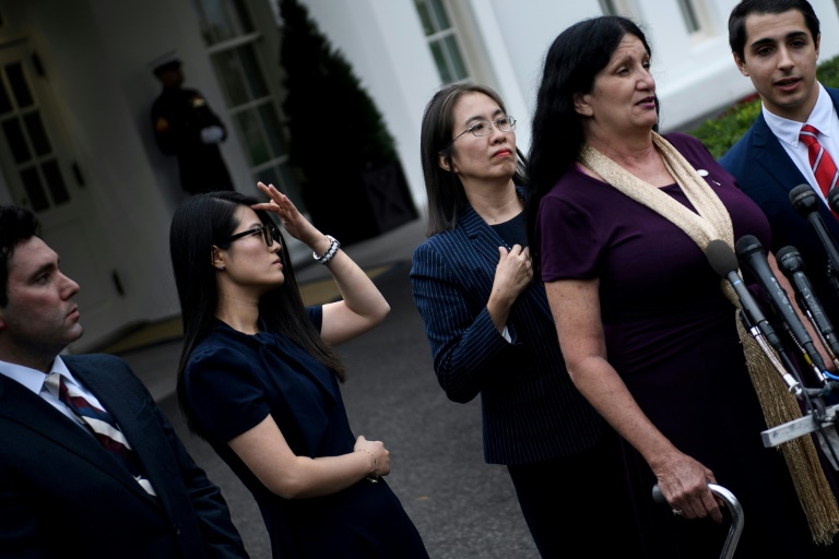 المنشقة الكورية الشمالية غريس جو تتحدث إلى الصحافيين بعد لقائها بالرئيس الأميركي دونالد ترمب في البيت الأبيض
