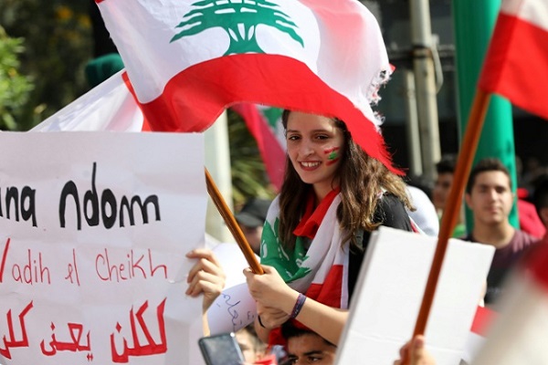 تلميذة لبنانية تشارك في تظاهرة ضد السلطة الحاكمة أمام وزارة التربية والتعليم العالي في بيروت