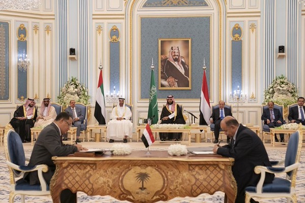 الرئيس اليمني ورئيس المجلس الانتقالي الجنوبي خلال توقيق الاتفاق