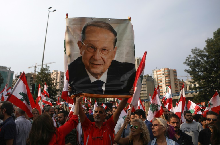 لبنانيون مؤيدون للرئيس ميشال عون في تظاهرة في بيروت في 25 تشرين الأول/أكتوبر 2019