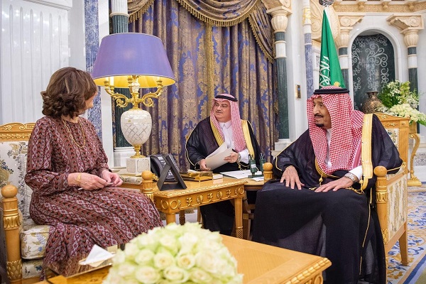 الملك سلمان بن عبد العزيز خلال استقباله جينا هاسبل