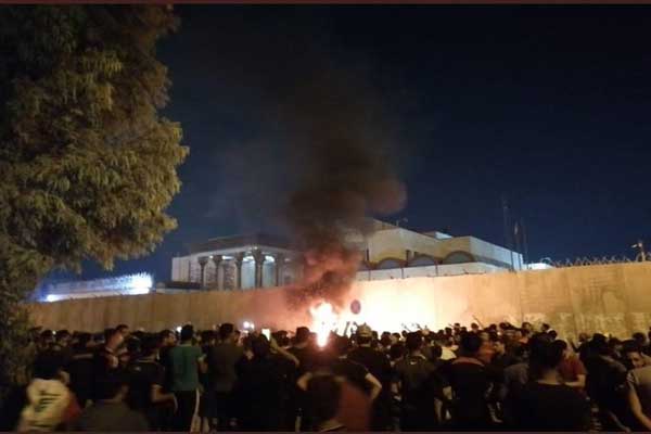 حرق جدار حماية القنصلية الإيرانية في كربلاء