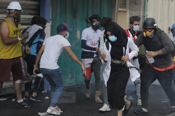 مواجهات بين المحتجين وقوات الامن في ساحة الخلاني بوسط بغداد