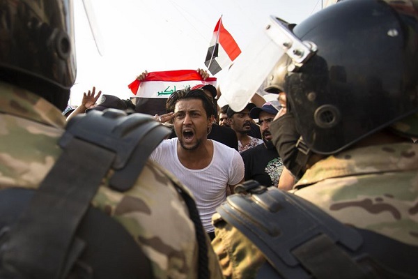 عراقي يصرخ بوجه عناصر الامن