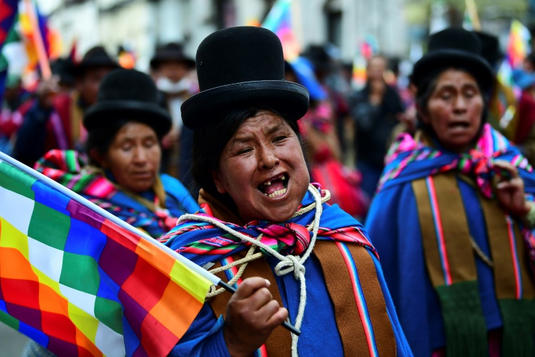 أنصار الرئيس البوليفي السابق ايفو موراليس يتظاهرون دعما له في لاباز في 14 تشرين الثاني/نوفمبر 2019.