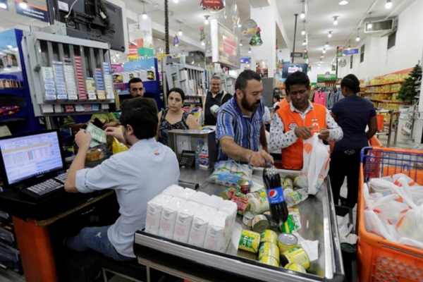 مواطنون يتبضعون في متجر في بيروت في 9 نوفمبر 2019