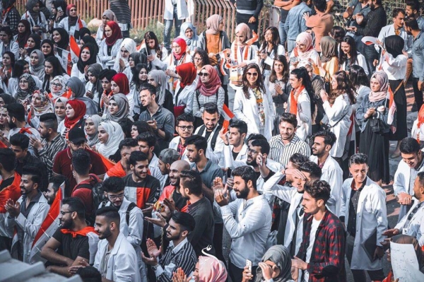 طلبة جامعة بغداد ينضمون إلى الاحتجاجات