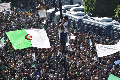 بدء محاكمة محتجين في الجزائر بسبب الراية الأمازيغية