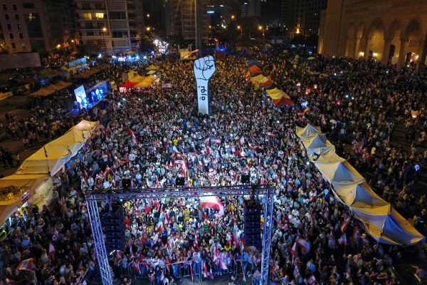 متظاهرون في وسط بيروت التجاري يحتجون على فساد الطبقة السياسية في العاشر من نوفمبر 2019