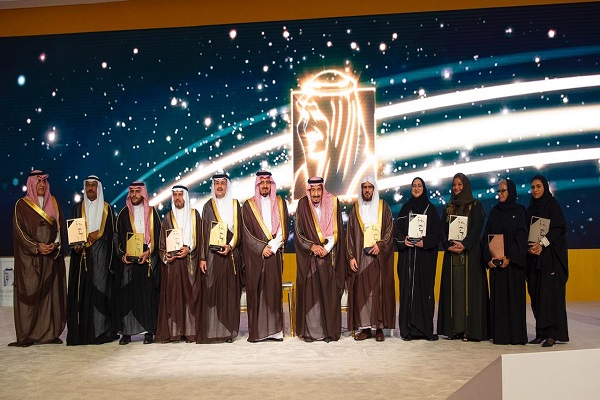 الملك سلمان بن عبد العزيز يتوسط الفائزين في لقطة تذكارية