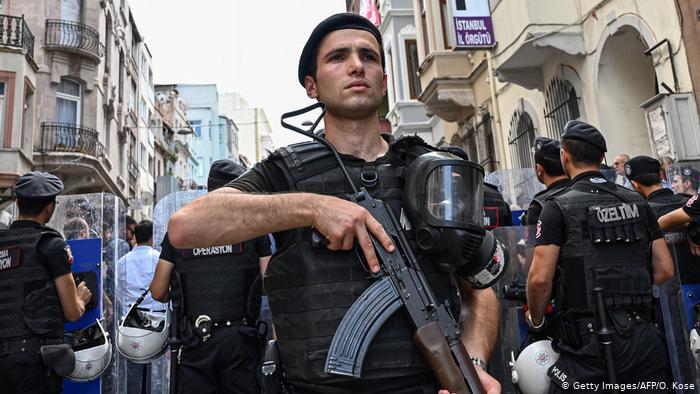 السلطات التركية تعزل أربعة رؤساء بلديات