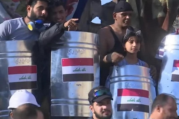 دروع العراقيين في مواجهة عناصر مكافحة الشغب