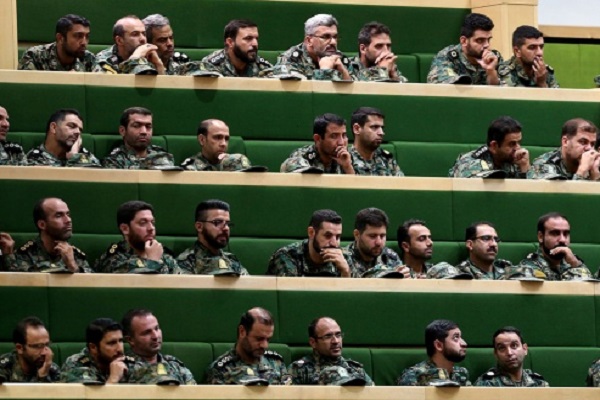 عناصر من الحرس الثوري الإيراني في جلسة برلمانية في طهران