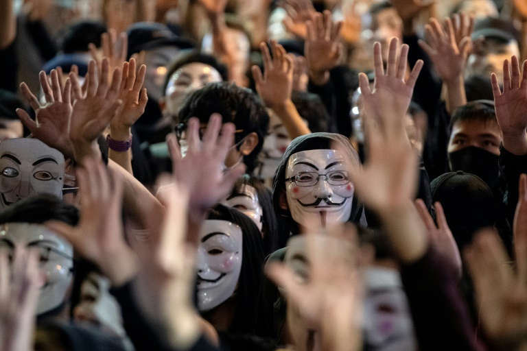 مقنّعون يشاركون في تظاهرة في هونغ كونغ في 5 تشرين الثاني/نوفمبر 2019
