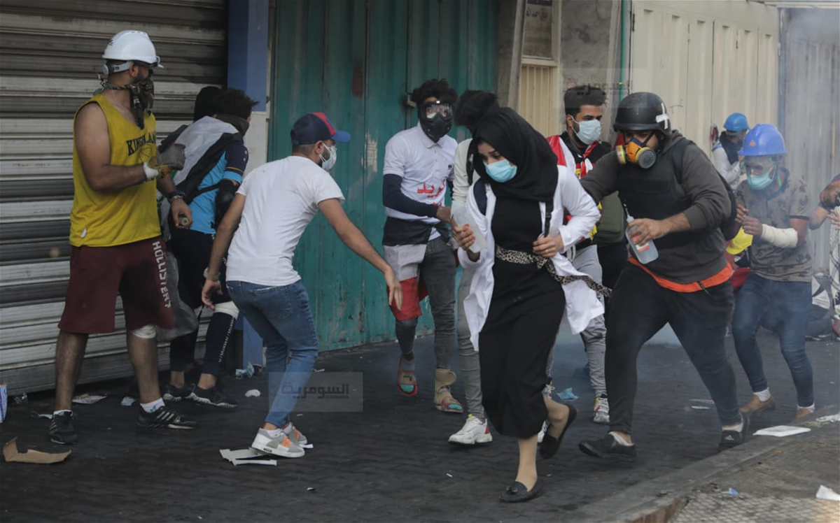 مواجهات بين المحتجين وقوات الامن في ساحة الخلاني بوسط بغداد