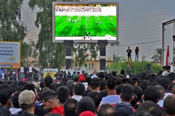 ساحات التظاهر في العراق تتابع فوز العراق على إيران عبر شاشات عملاقة