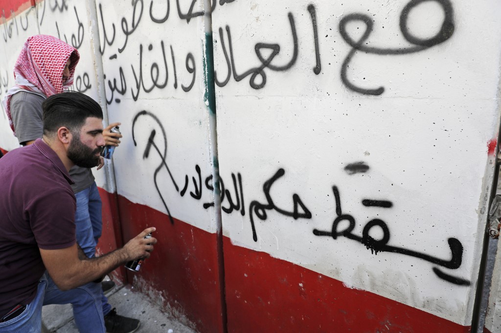 السلطات اللبنانية تلتف على مطالب المتظاهرين ودعوات لإضراب عام غداً