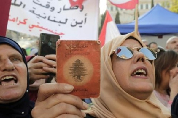 متظاهرة لبنانية تشارك في مسيرة في إطار حملة 