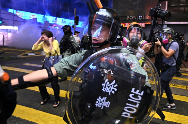 إطلا نار على متظاهر وإغلاق شوارع في هونغ كونغ