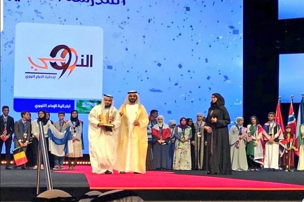 حاكم دبي خلال تسليم جائزة المركز الأول لمدرسة