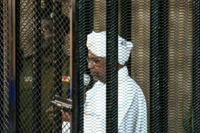 الرئيس السوداني السابق عمر البشير أمام المحكمة في العاصمة الخرطوم