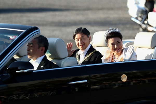 الإمبراطور ناروهيتو والإمبراطورة ماساكو خلال مرور موكبهما في طوكيو، 10 نوفمبر 2019