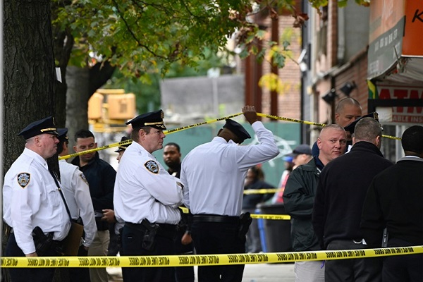 عناصر في شرطة نيويورك خارج قاعة في المدينة شهدت اطلاق نار في 12 أكتوبر 2019