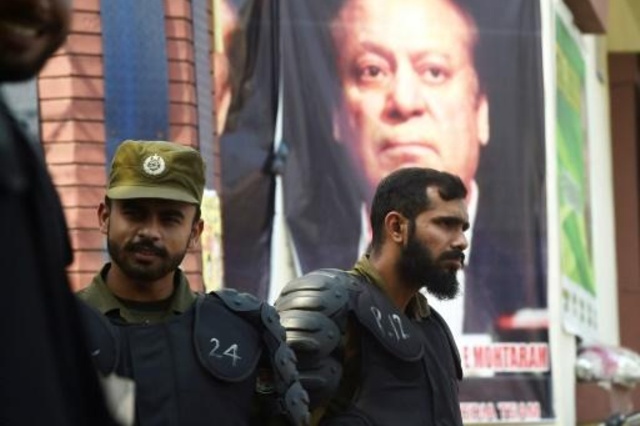 شرطي يحرس المستشفى التي نقل إليها رئيس الوزراء الباكستاني السابق نواز شريف بعد تراجع حالته الصحية في لاهور