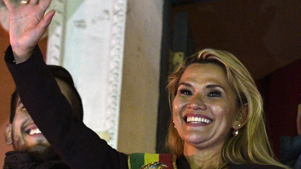 جانين آنييز تعلن نفسها رئيسة انتقالية في بوليفيا عقب استقالة موراليس ولجوئه إلى المكسيك