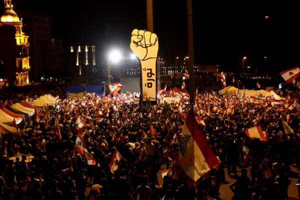 متظاهرون في وسط بيروت يواصلون احتجاجاتهم رافعين الأعلام اللبنانية في 10 نوفمبر 2019