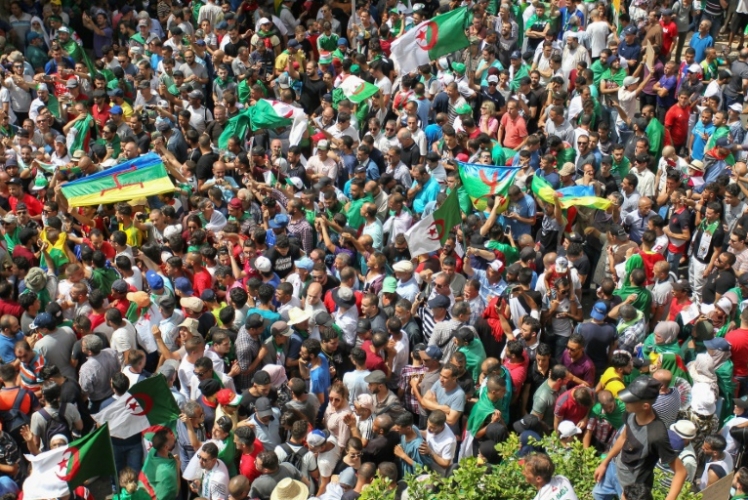 أحكام بالسجن ضد 22 متظاهرًا في الجزائر