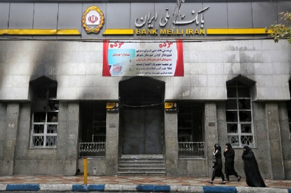 تظاهرات غاضبة تجتاح إيران بسبب رفع أسعار الوقود