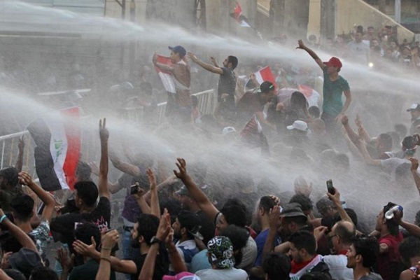 المحتجون في بغداد يواجهون خراطيم المياه الساخنة للامن