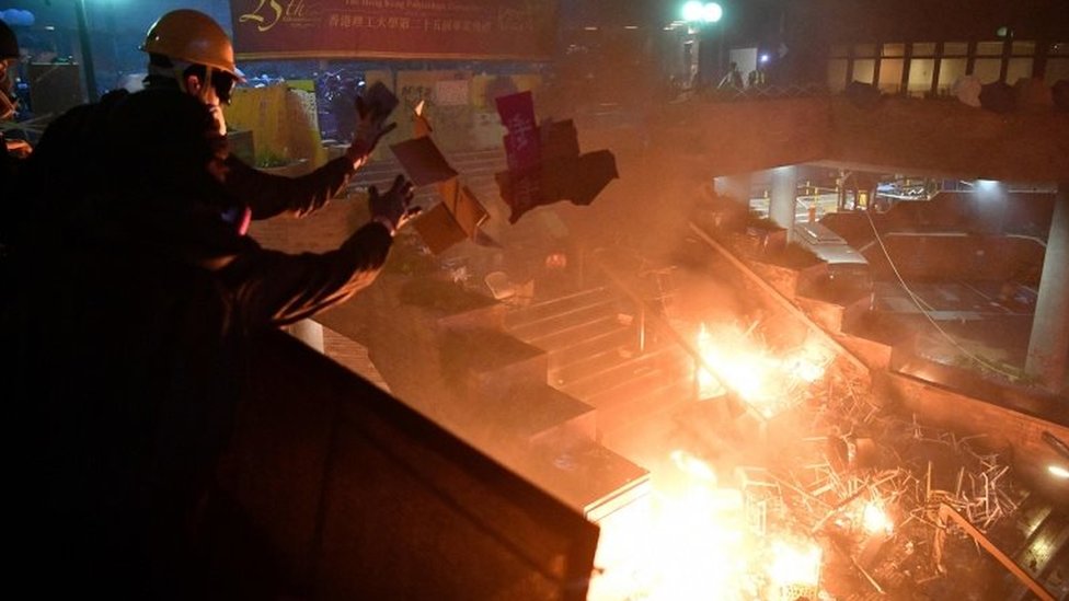 هونغ كونغ: المتظاهرون يستخدمون السهام والشرطة تهدد باللجوء إلى الرصاص الحي