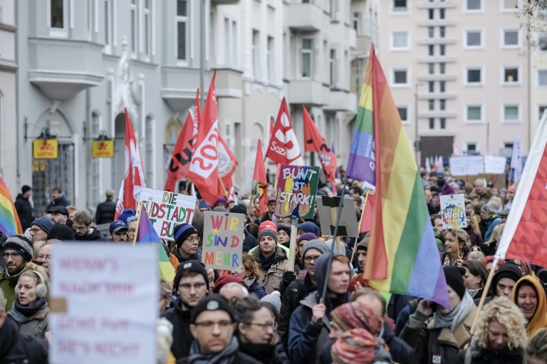 متظاهرون في هانوفر الالمانية ضد تجمع قومي متطرف في 23 تشرين الثاني/نوفمبر 2019