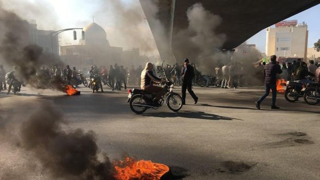 إيرانيون يحتجون ضد رفع اسعار الوقود