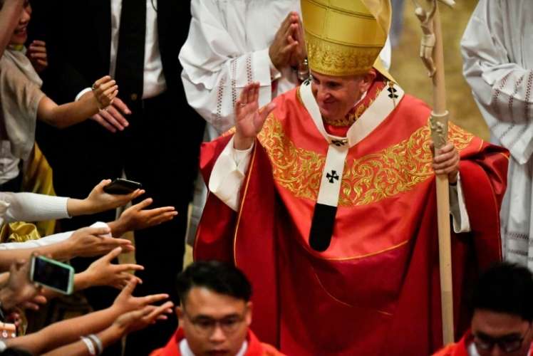 البابا يدعو الكاثوليك في تايلاند إلى الانفتاح على الشباب
