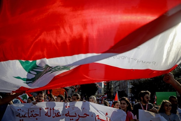 طلاب يتظاهرون في وسط بيروت في 12 نوفمبر 2019 