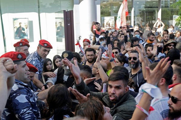 لبنانيون يحتجون قرب مقر البرلمان في وسط بيروت في 19 نوفمبر 2019