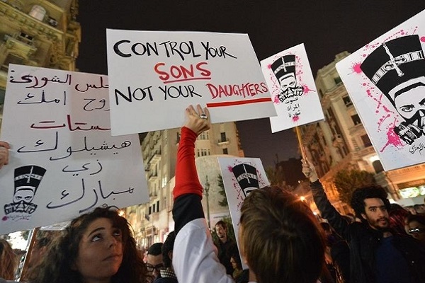 نساء يتظاهرن ضد التحرش في القاهرة - أرشيفية