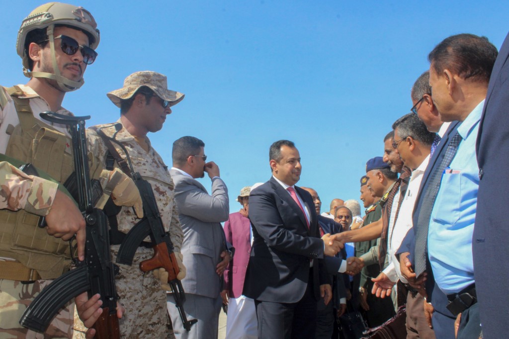 لحظة وصول رئيس الحكومة اليمنية معين عبد الملك إلى مدينة عدن